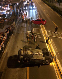 红色马6失控把对向黑色路虎直接掀翻