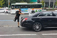 韩国人砸250万奔驰豪车 看着都觉得心痛
