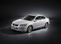 都说雅阁是中级车之王，销量却被这两台车碾爆