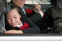 双门省油轿跑15万起量产 妹纸带试驾 你买吗