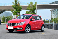 年轻人的第一辆车 这两款5万元落地的精品小车该怎么选	