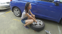 小乔累得全身湿透！如何拯救路上爆胎的美女？ 