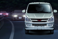 新款五菱之光和三折的奥迪该买谁好？