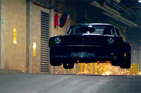 TopGear主持人全程吓尿！连英女王都要出来看他漂移