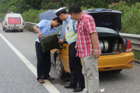 油箱见底 报警灯亮后 车子还能跑多远？