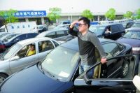 为什么有些4S店上牌费要3000 有些只要500?