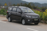 6万顶配七座MPV 试昌河M70