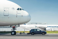 2.3吨的车拉285吨的飞机就很厉害？众泰根本不在乎...