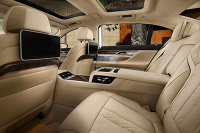 想解锁更多姿势？选车时得这样去看后排