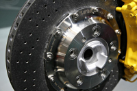 10来万的家用车也想像几十万的豪车那样刹车好？