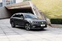 相同的两款轿车，花多2万块就能买到堪比SUV的空间！