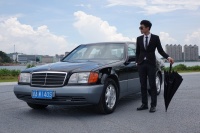 小伙开七千块的奔驰S级上学 模特女友却竖起了中指