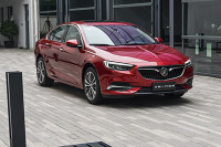 9AT+长轴距+高颜值，这款17.58万起售中型车很值得买！