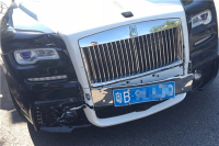 我被劳斯莱斯追尾 但又撞到路人 怎么办？