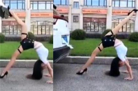 反手摸肚脐都弱爆了 现在流行一字马关后备箱