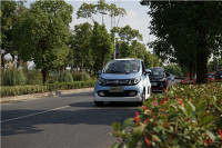 穷搓大学生用众泰请小姐姐上车喝豆奶