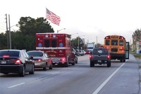 在美国开车太慢，我险些被撞挂！