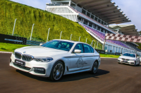 开着5米2长的D级车狂飙！我都快吓尿了这车竟稳如泰山？