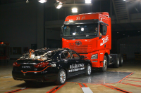 硬怼25吨大解放！这款中国豪华C级车真硬气