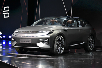 一米多长中控屏！开门还靠刷脸？这车明年量产你考虑吗？今日热点TOP榜