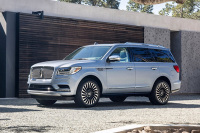 身边车事|老人被压车底，众人抬车救人