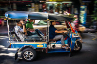 中国游客乘坐“嘟嘟车”旅游 途中遭两名少年抢劫