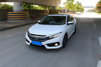 不用500万，这款15万的轿车真能干趴思域？