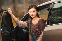 俏媳妇出镜 温柔气质贴合帕萨特