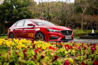 这辆当红运动轿车有“斑马”，不做攻略就能玩转上海？