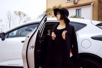 媳妇当车模，小媳妇性感之中流露出不一样的气质