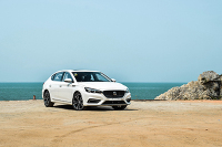 远离喧嚣 年轻人开着性能轿跑去看海是什么感觉？  