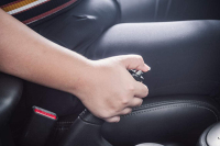 我就下车买了包辣条，我的车居然自己跑了？