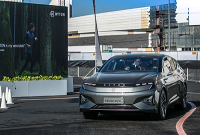 一辆拥有1.25米长中控大屏的电动汽车？让教授告诉你拜腾怎么想的（商配预览）