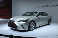 全球首发！这款最多人买的日系豪车，年轻人看了都挪不开眼睛