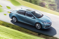 火遍全球的10万级家轿，到国内多了款更帅气的车，怎么选