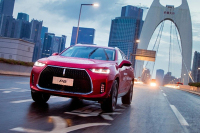 试驾6.3秒破百的国产豪华混动SUV，够省油够劲！