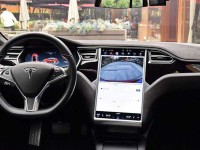 国人最爱的大尺寸中控屏，其实用起来超鸡肋？就怪特斯拉！