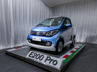 “E起挑战EV Girl”，四大配置升级，众泰E200 pro试驾体验