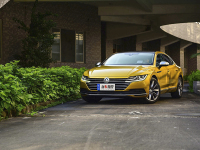 不仅同级最帅还是最宽的，这款大众轿跑25.28万起！