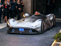 法拉利和兰博基尼都不敢高调，原因：风头被国产车抢光了！