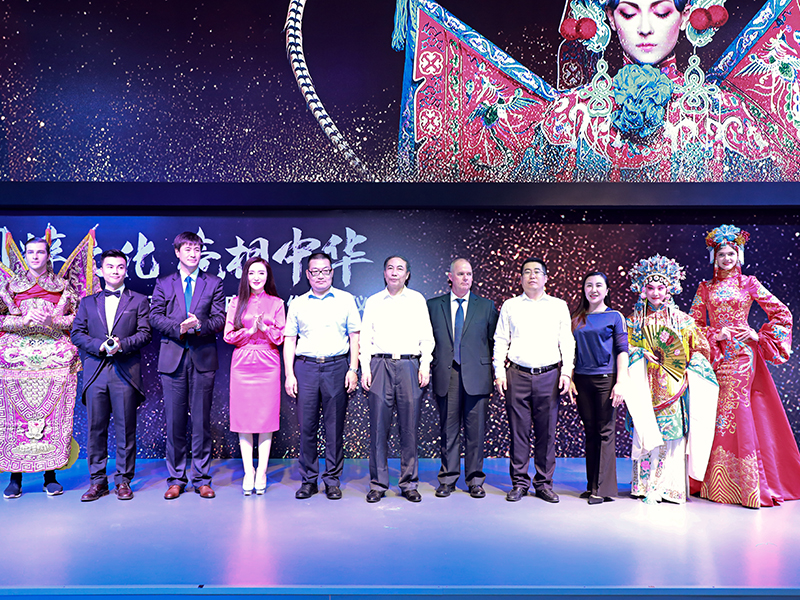 打造中国时尚名片  华晨中华V7荣耀绽放成都车展