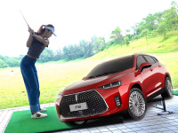 重达2.3吨！开着这台相当扎实的帅气SUV，妹子竟表示很爽快！