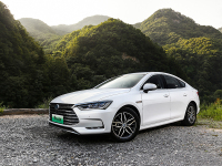 早买早享受，这款10万级新能源轿车够实用，你还看燃油版？