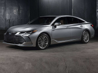 开不坏的丰田又一全新霸气家轿来袭，一身黑科技，不输皇冠