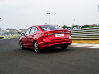 上市一个月狂卖10000+，这台6万起的小车，凭啥这么火？