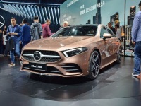 这两款20多万的骚气小奔驰，你更爱谁？