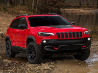 愁，两款霸气十足的中型SUV都是20多万，该把谁开回家？