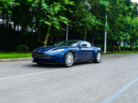 买不起也要过过眼瘾！百年汽车品牌的跑车开起来有多爽？