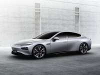 天生智能 快速迭代驱动智能汽车时代向前—— 第二代智能汽车小鹏P7首度亮相，新运营+新零售助力小鹏汽车加速前行