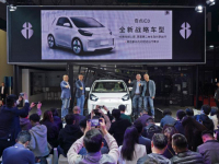 奇点汽车全球首发高品质微型智能电动汽车iC3量产概念车，以丰田授权的eQ为基础